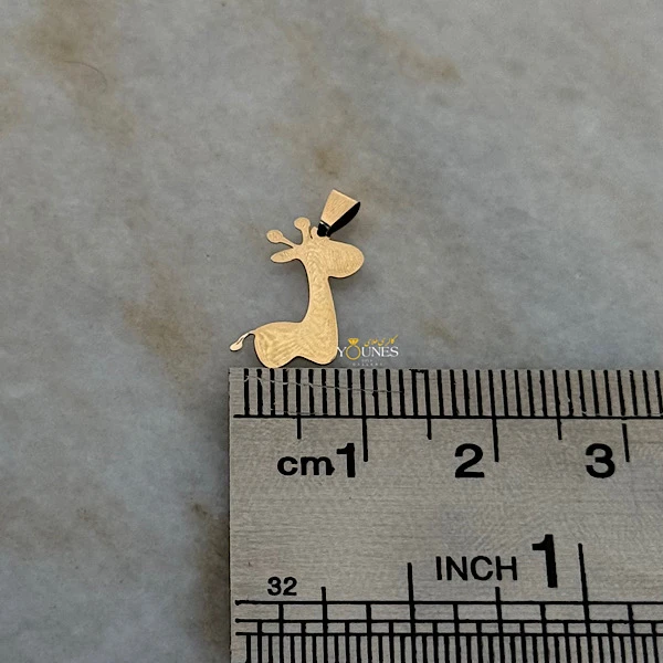 تصویر دوم آویز زرافه طلا لیزری